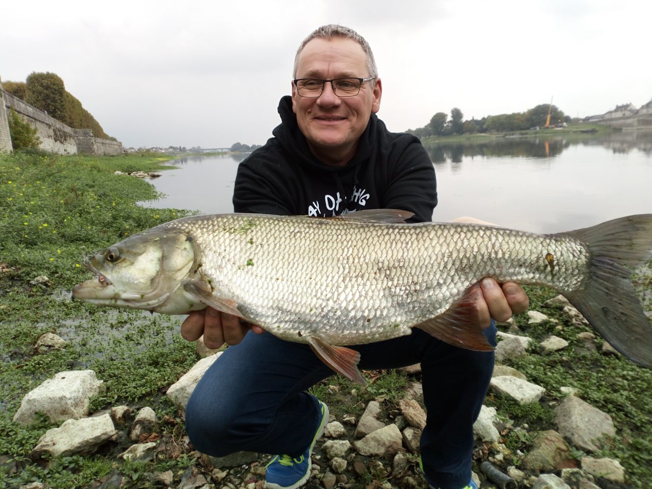 Franck 1 Bel aspe pris au leurre par un pêcheur